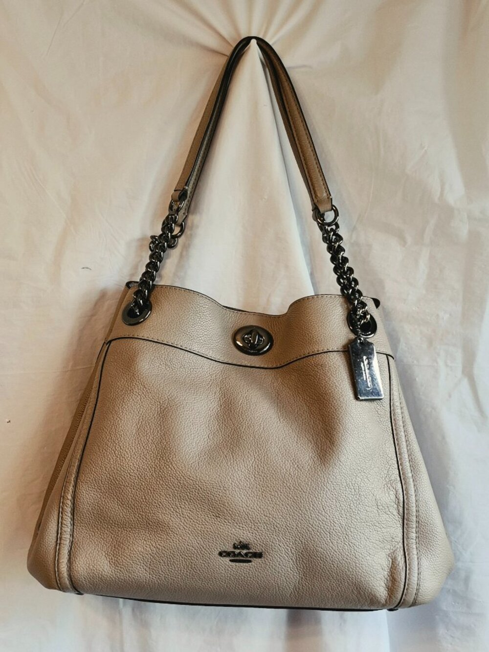 Coach Tan Turnlock Edie Pebbled Leather Gunmetal Chain Shoulder Hobo Bag 36855